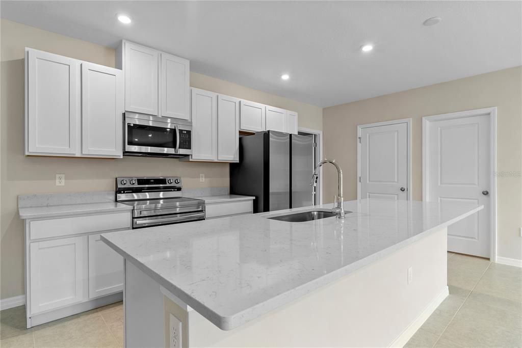 На продажу: $329,990 (4 спален, 2 ванн, 2052 Квадратных фут)