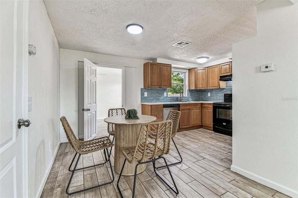 Под контрактом: $199,999 (2 спален, 1 ванн, 956 Квадратных фут)