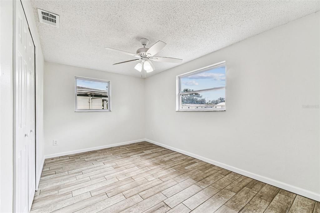 Под контрактом: $199,999 (2 спален, 1 ванн, 956 Квадратных фут)