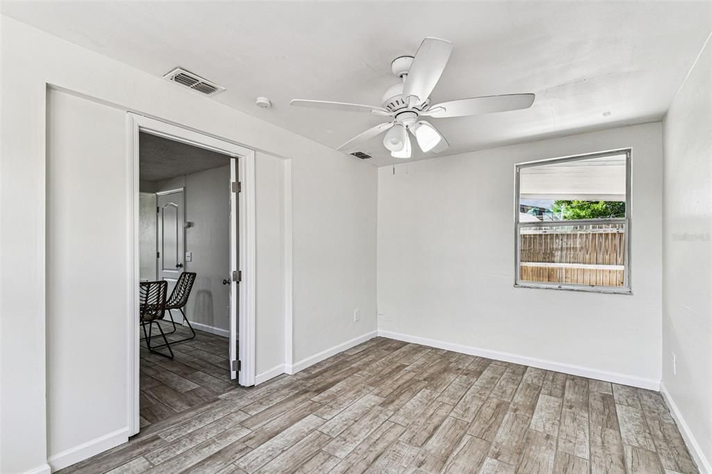 Под контрактом: $199,999 (2 спален, 1 ванн, 956 Квадратных фут)