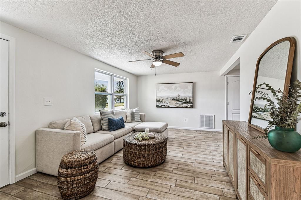 Под контрактом: $199,999 (2 спален, 1 ванн, 956 Квадратных фут)