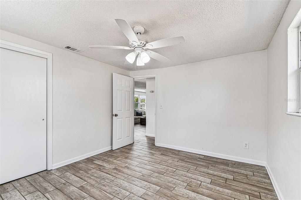 Под контрактом: $199,999 (2 спален, 1 ванн, 956 Квадратных фут)