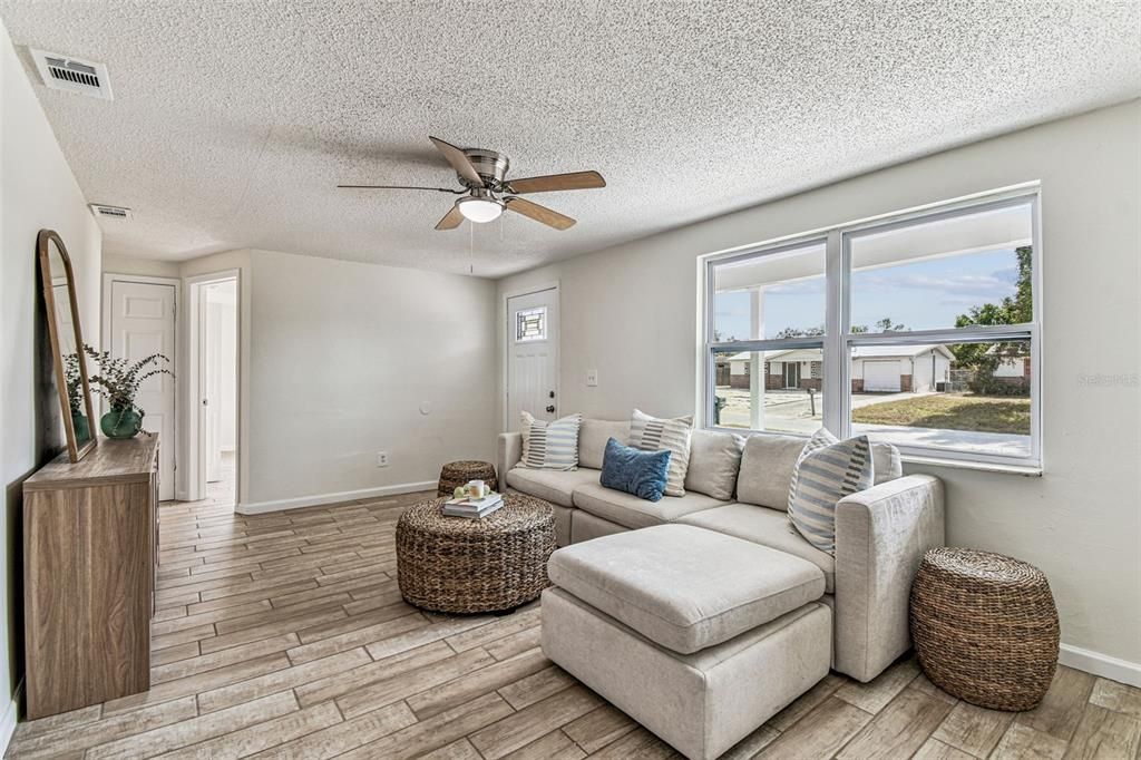 Под контрактом: $199,999 (2 спален, 1 ванн, 956 Квадратных фут)