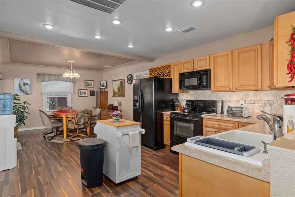 For Sale: $849,500 (2 beds, 2 baths, 960 Square Feet)