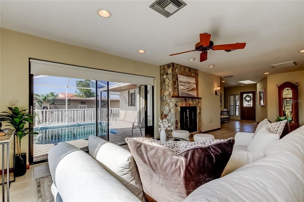 En Venta: $689,900 (2 camas, 2 baños, 1733 Pies cuadrados)