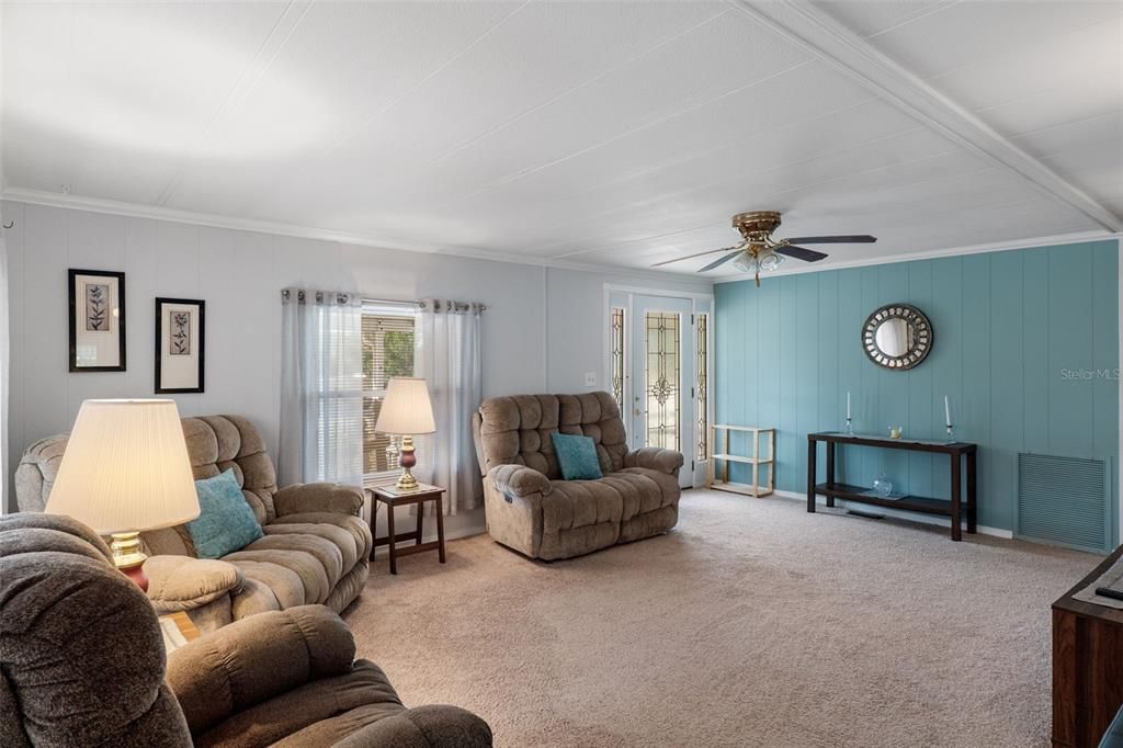 For Sale: $169,900 (2 beds, 2 baths, 1104 Square Feet)