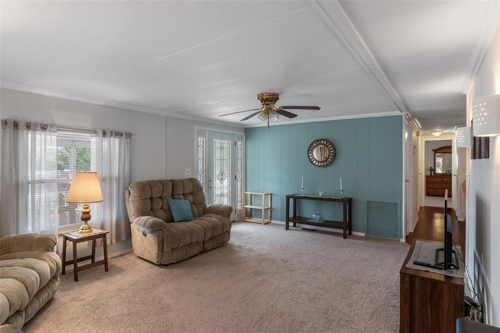 For Sale: $169,900 (2 beds, 2 baths, 1104 Square Feet)