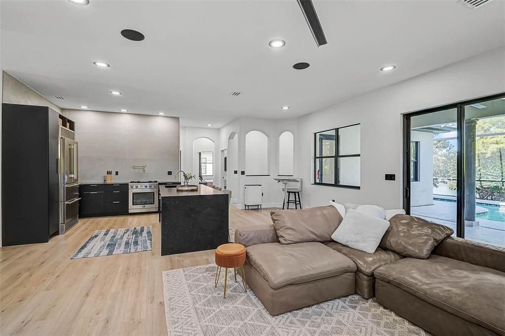 En Venta: $749,000 (4 camas, 3 baños, 2600 Pies cuadrados)