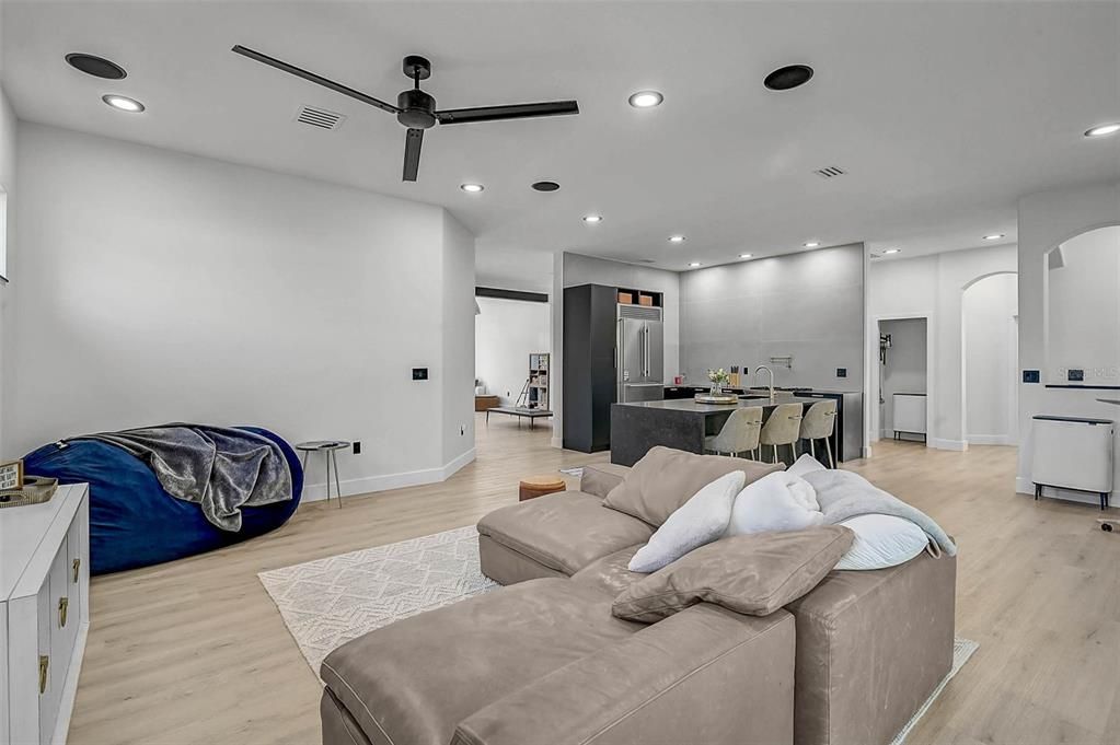 En Venta: $749,000 (4 camas, 3 baños, 2600 Pies cuadrados)