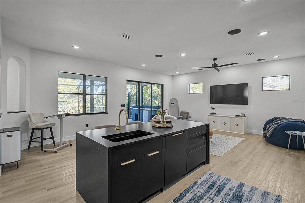 En Venta: $749,000 (4 camas, 3 baños, 2600 Pies cuadrados)