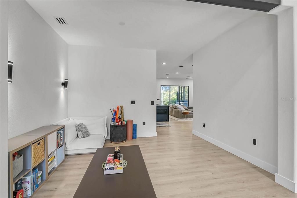 En Venta: $749,000 (4 camas, 3 baños, 2600 Pies cuadrados)