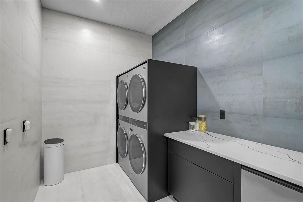 En Venta: $749,000 (4 camas, 3 baños, 2600 Pies cuadrados)