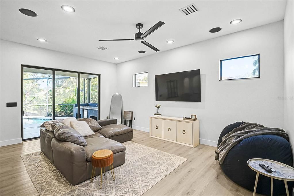 En Venta: $749,000 (4 camas, 3 baños, 2600 Pies cuadrados)