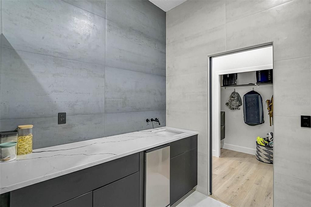 En Venta: $749,000 (4 camas, 3 baños, 2600 Pies cuadrados)