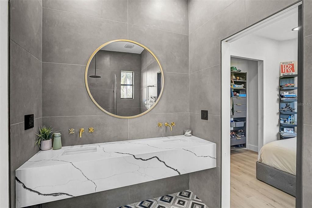 En Venta: $749,000 (4 camas, 3 baños, 2600 Pies cuadrados)