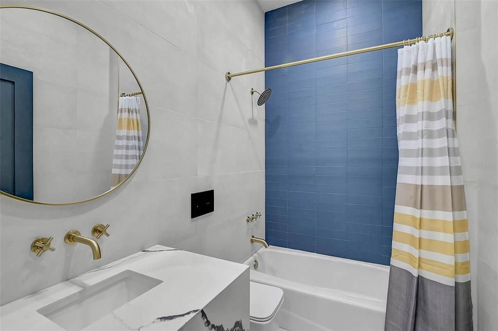 En Venta: $749,000 (4 camas, 3 baños, 2600 Pies cuadrados)