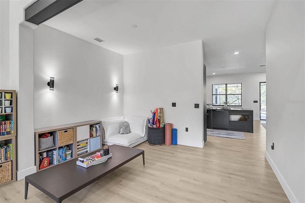 En Venta: $749,000 (4 camas, 3 baños, 2600 Pies cuadrados)