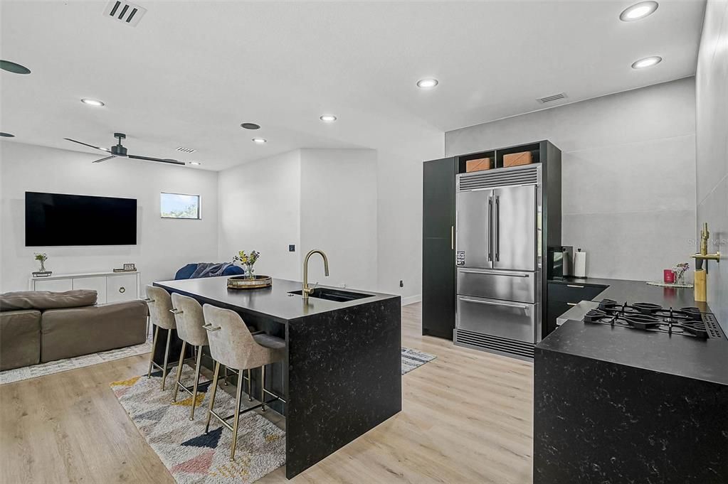 En Venta: $749,000 (4 camas, 3 baños, 2600 Pies cuadrados)