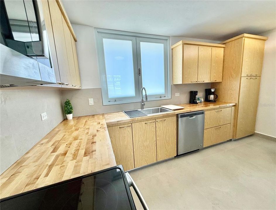 For Sale: $699,000 (4 beds, 3 baths, 2085 Square Feet)