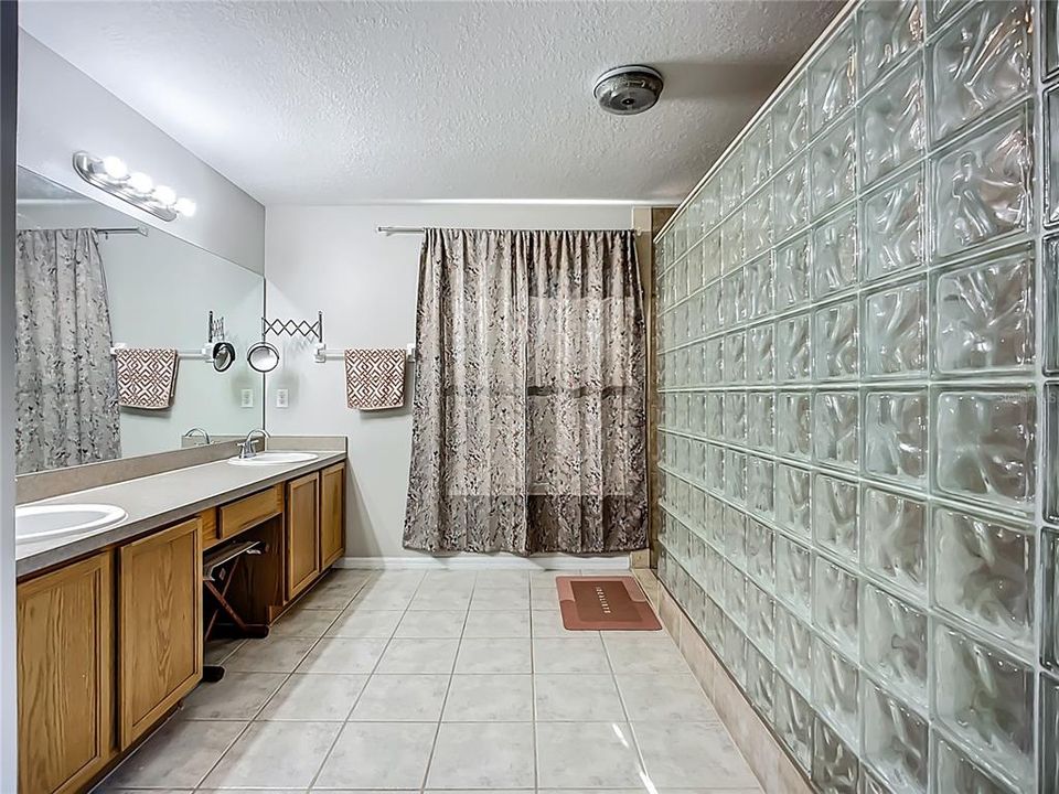 出租: $3,200 (4 贝兹, 3 浴室, 3855 平方英尺)