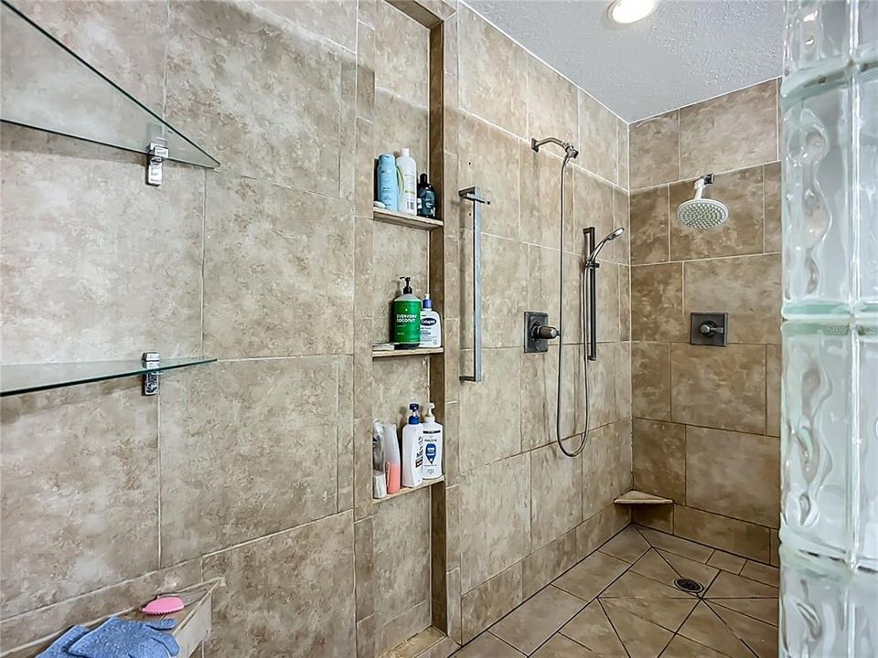 出租: $3,200 (4 贝兹, 3 浴室, 3855 平方英尺)