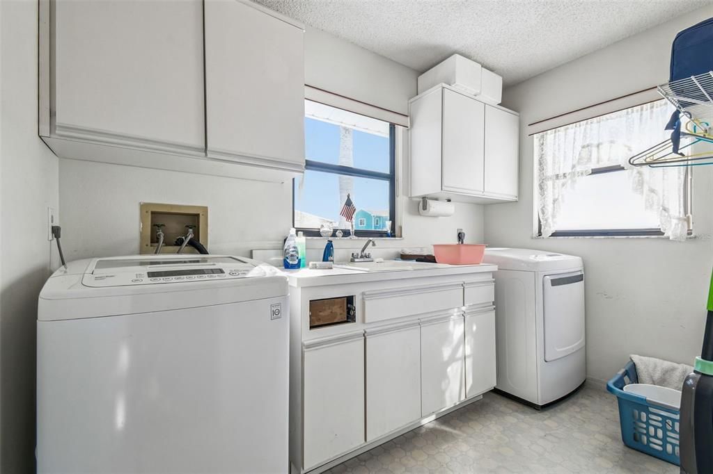 На продажу: $575,000 (5 спален, 3 ванн, 3392 Квадратных фут)