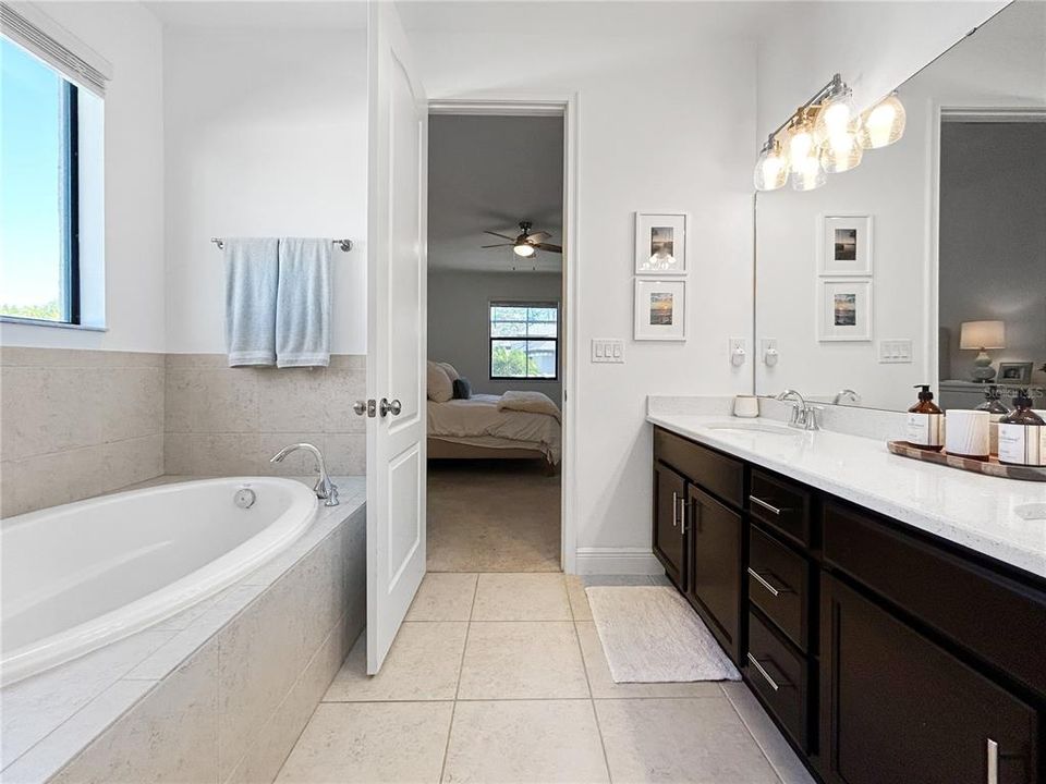 待售: $710,000 (4 贝兹, 4 浴室, 2733 平方英尺)