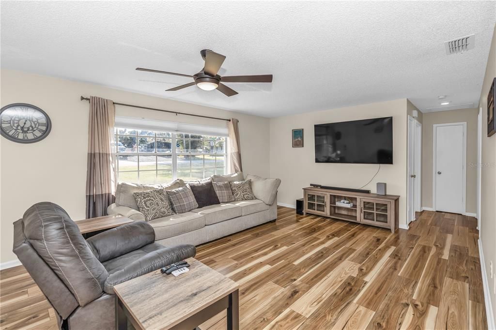 На продажу: $319,999 (3 спален, 2 ванн, 1337 Квадратных фут)