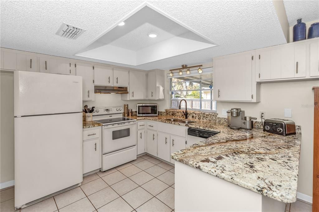 На продажу: $319,999 (3 спален, 2 ванн, 1337 Квадратных фут)