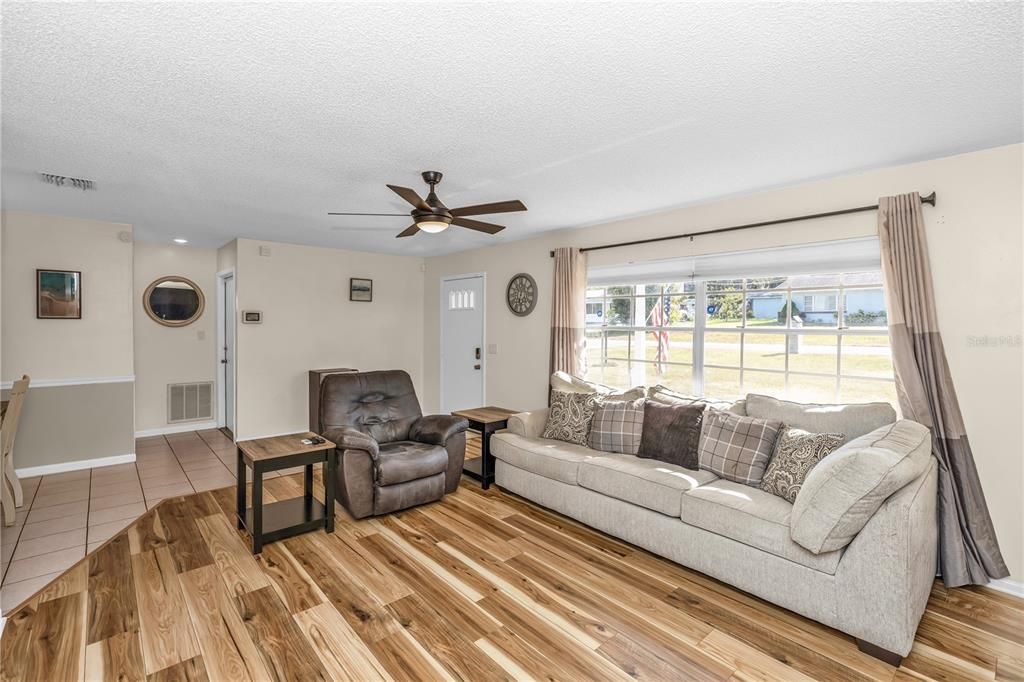 На продажу: $319,999 (3 спален, 2 ванн, 1337 Квадратных фут)