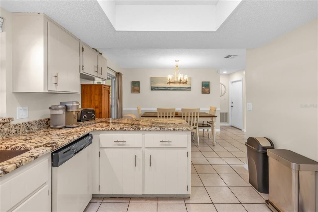 На продажу: $319,999 (3 спален, 2 ванн, 1337 Квадратных фут)