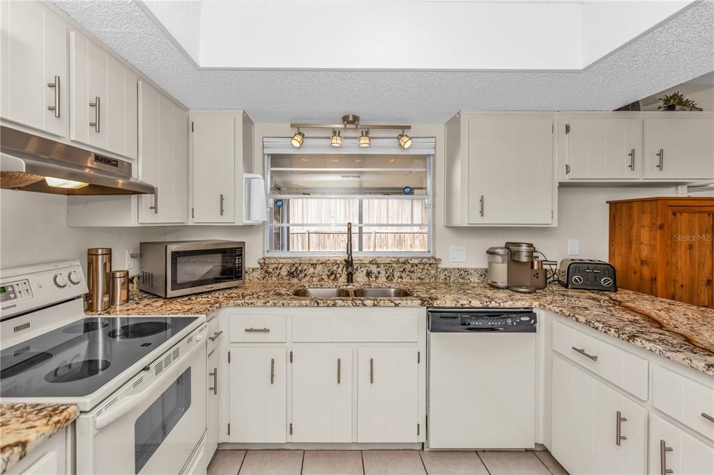 На продажу: $319,999 (3 спален, 2 ванн, 1337 Квадратных фут)