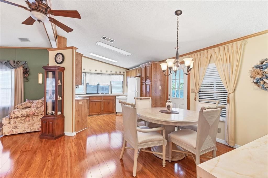 待售: $195,000 (2 贝兹, 2 浴室, 1177 平方英尺)