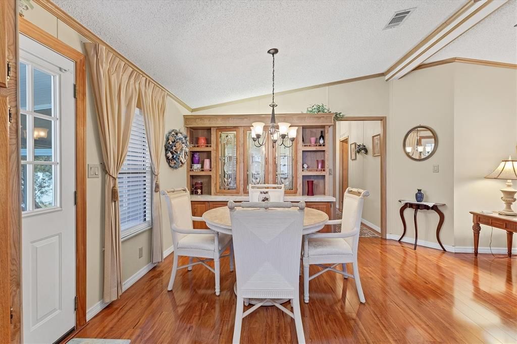 待售: $195,000 (2 贝兹, 2 浴室, 1177 平方英尺)