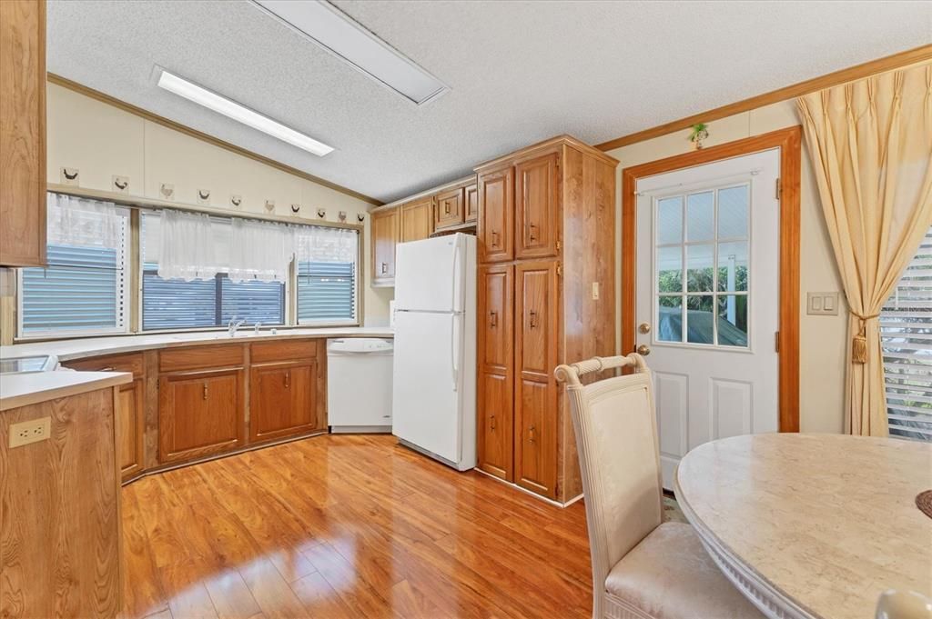 待售: $195,000 (2 贝兹, 2 浴室, 1177 平方英尺)