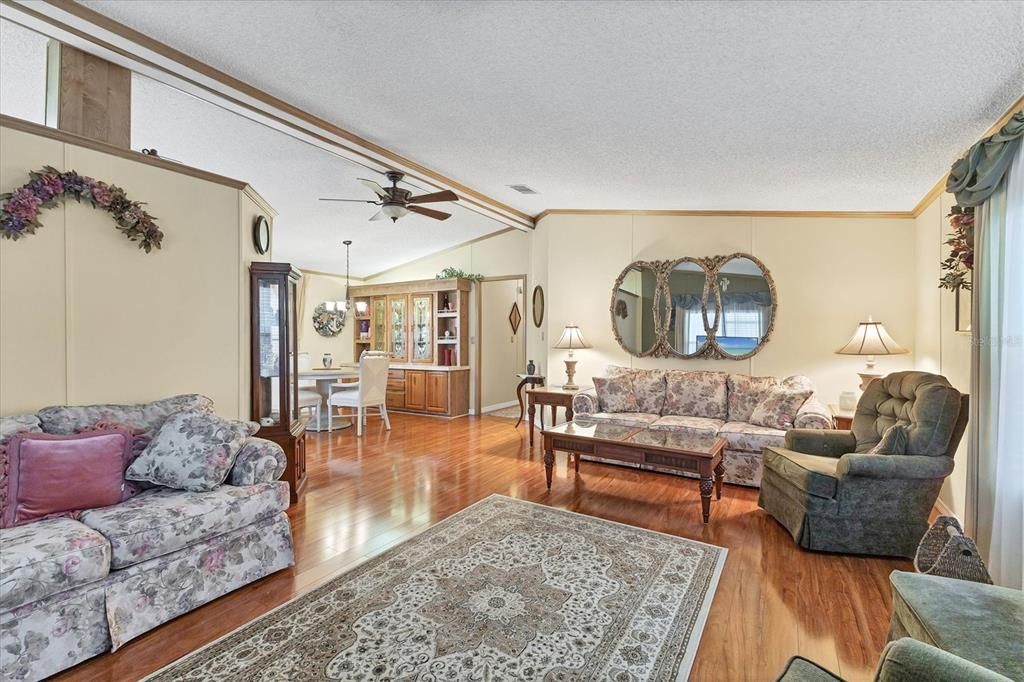 待售: $195,000 (2 贝兹, 2 浴室, 1177 平方英尺)