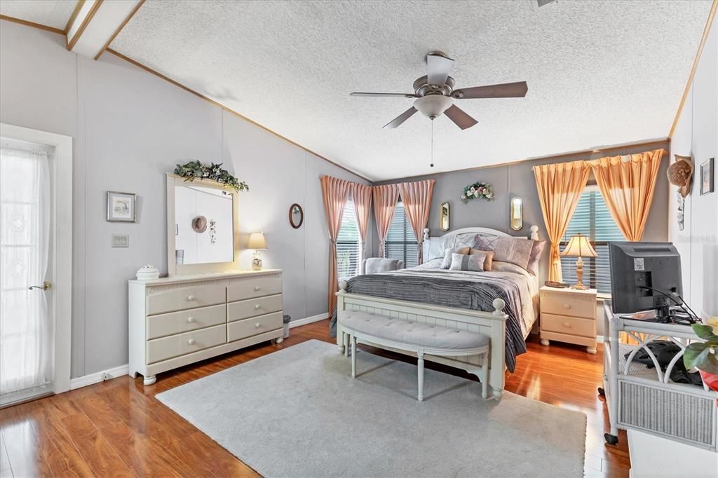 待售: $195,000 (2 贝兹, 2 浴室, 1177 平方英尺)