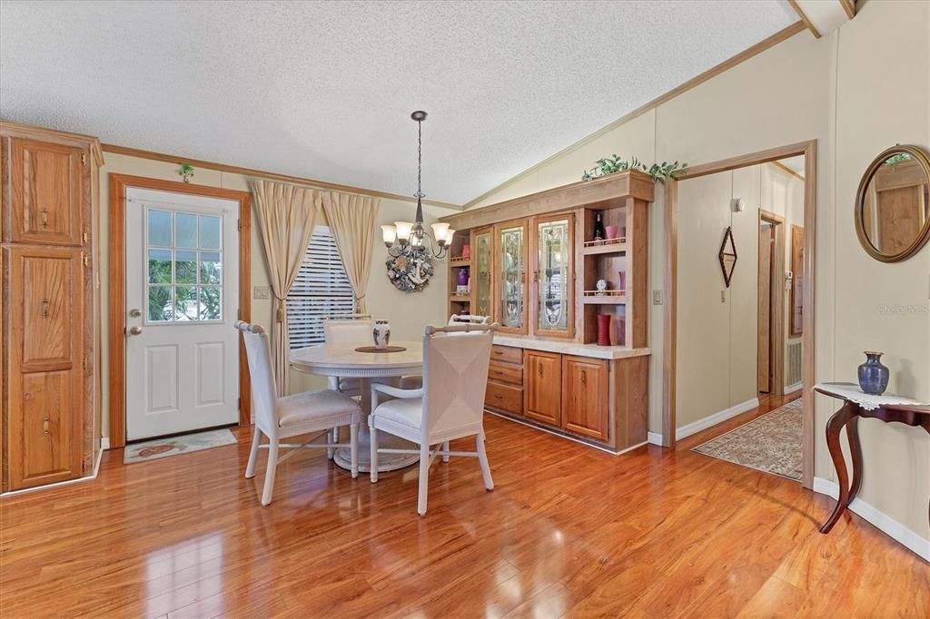 待售: $195,000 (2 贝兹, 2 浴室, 1177 平方英尺)