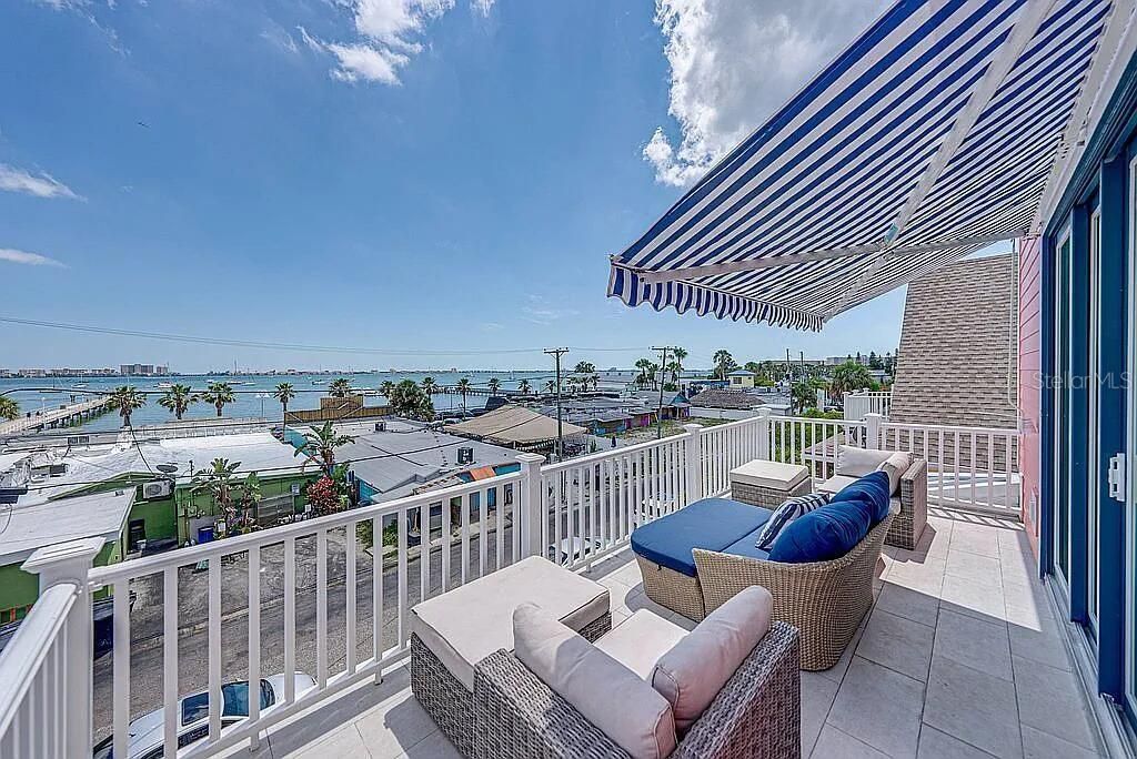 For Sale: $1,595,000 (3 beds, 4 baths, 3828 Square Feet)