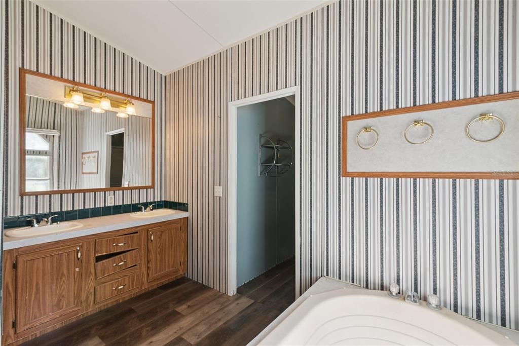 For Sale: $200,000 (3 beds, 2 baths, 1782 Square Feet)