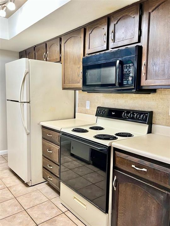 В аренду: $1,350 (2 спален, 2 ванн, 976 Квадратных фут)