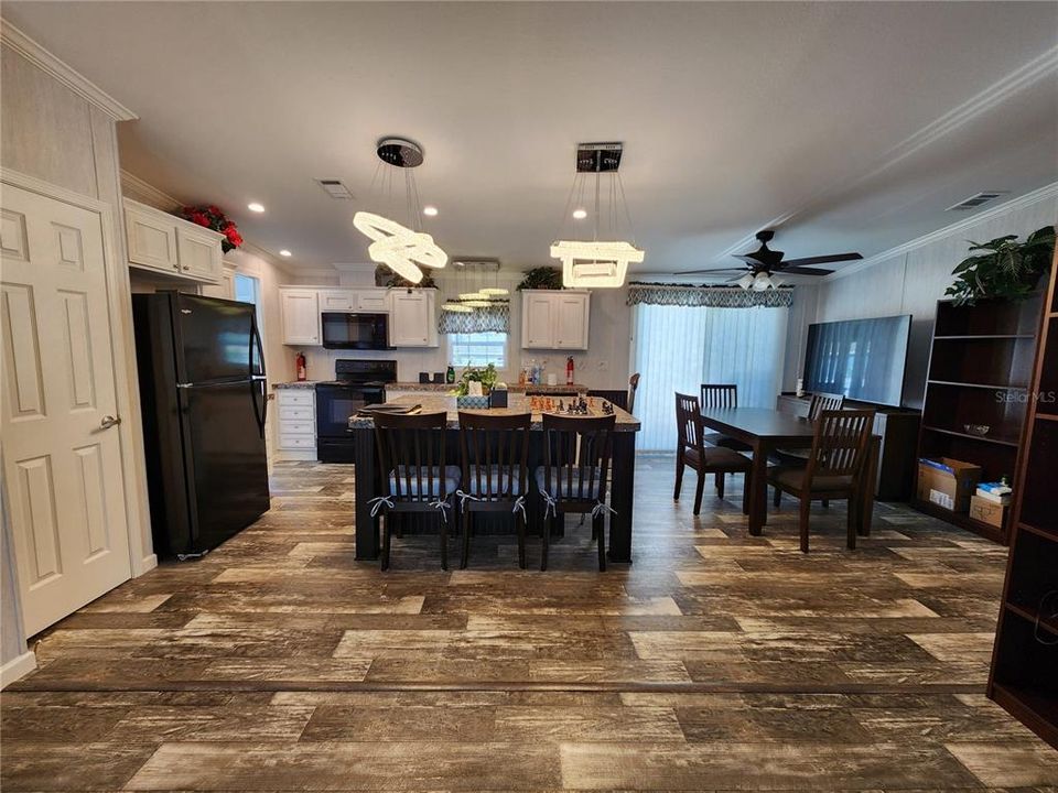 待售: $244,900 (4 贝兹, 2 浴室, 1407 平方英尺)