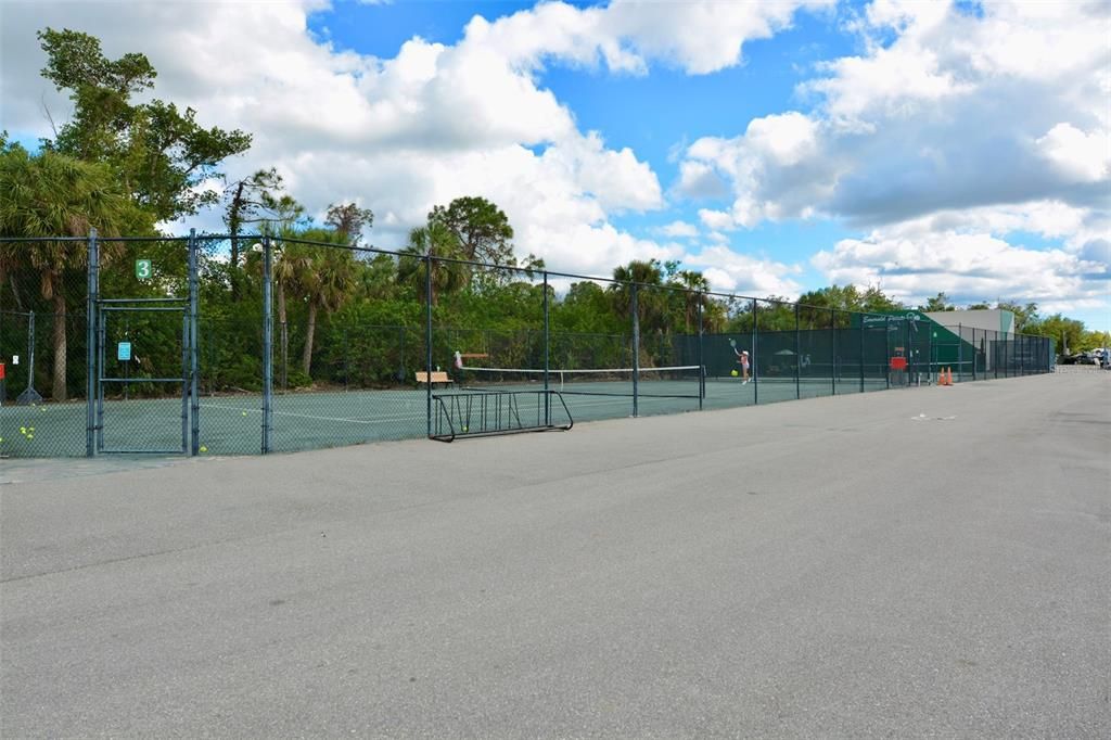 For Sale: $169,000 (2 beds, 1 baths, 1037 Square Feet)