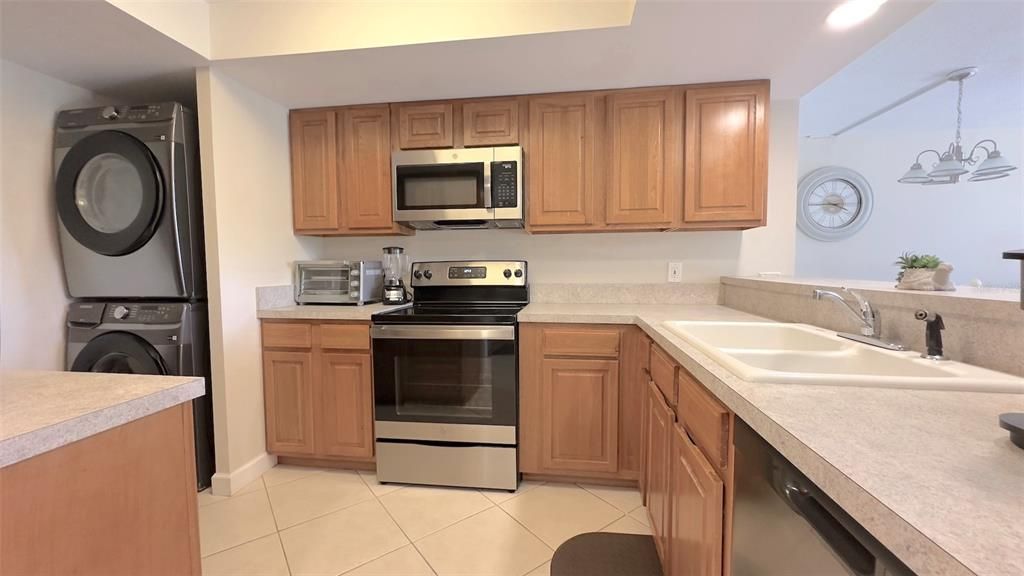 For Sale: $169,000 (2 beds, 1 baths, 1037 Square Feet)