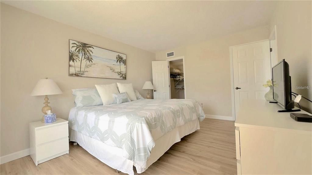 For Sale: $169,000 (2 beds, 1 baths, 1037 Square Feet)