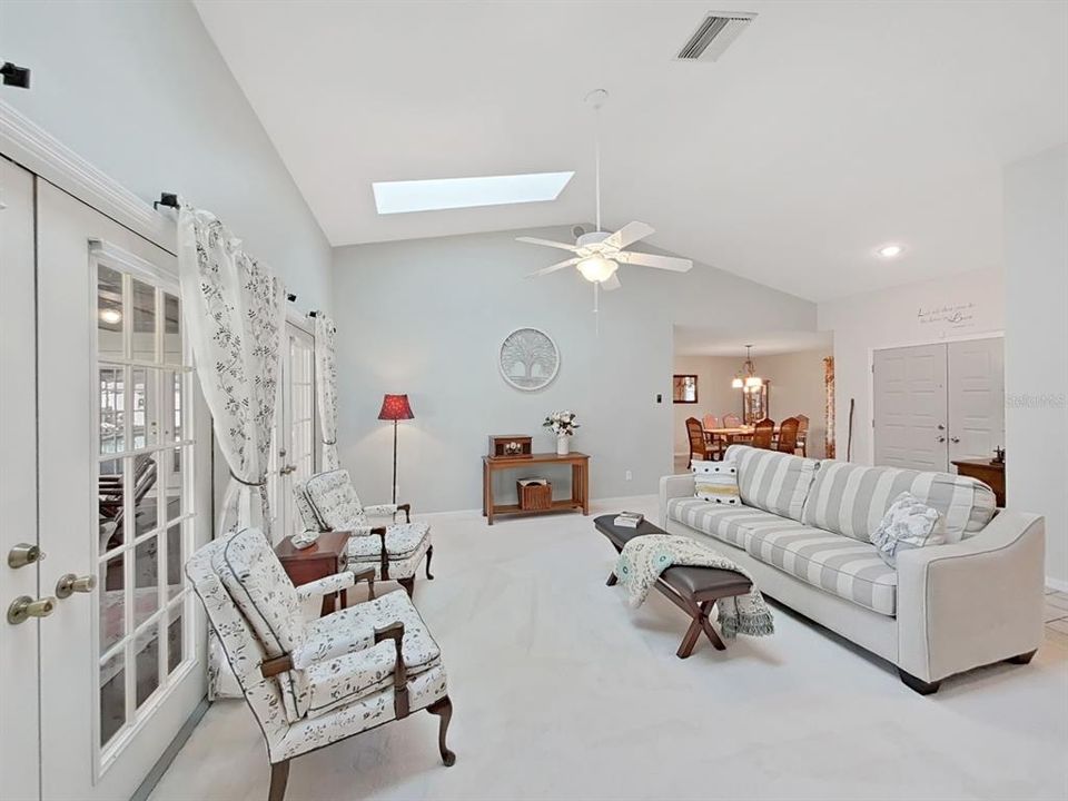 En Venta: $599,900 (3 camas, 3 baños, 2635 Pies cuadrados)