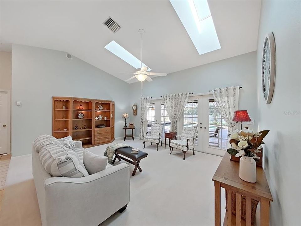 En Venta: $599,900 (3 camas, 3 baños, 2635 Pies cuadrados)