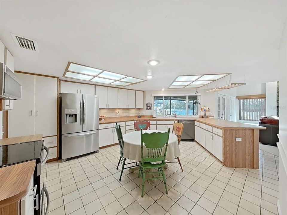 En Venta: $599,900 (3 camas, 3 baños, 2635 Pies cuadrados)