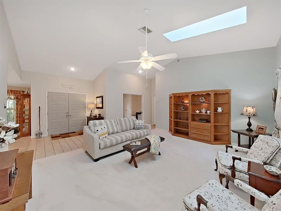 En Venta: $599,900 (3 camas, 3 baños, 2635 Pies cuadrados)