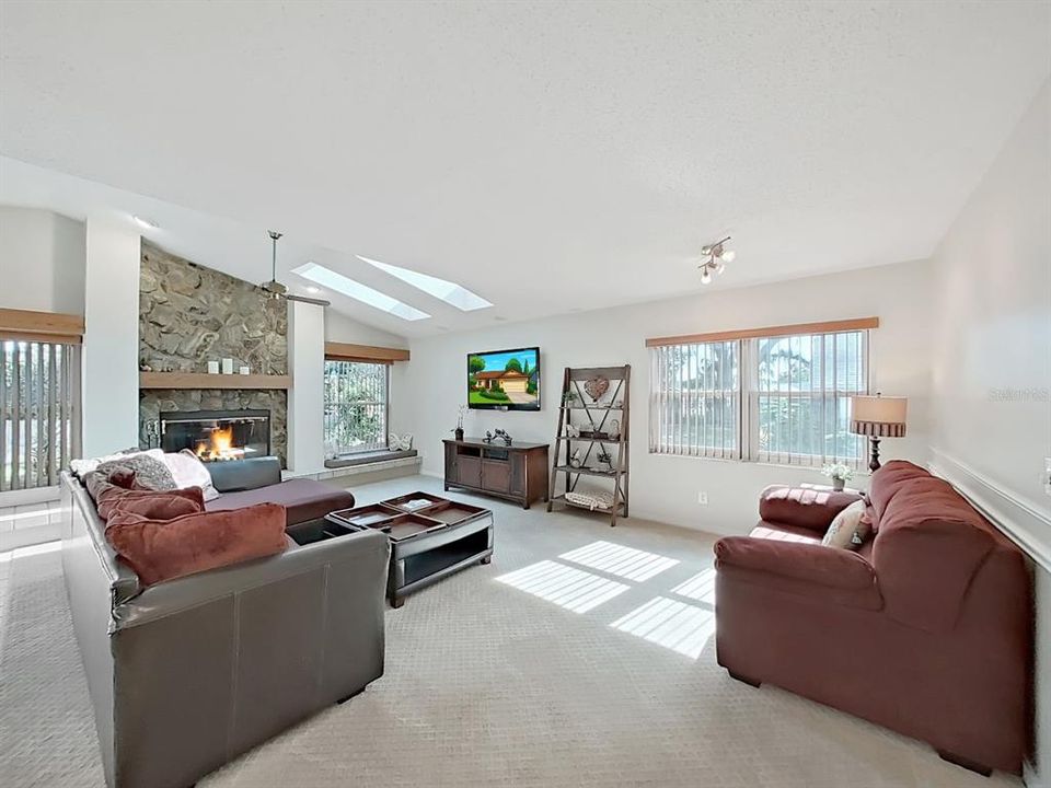 En Venta: $599,900 (3 camas, 3 baños, 2635 Pies cuadrados)